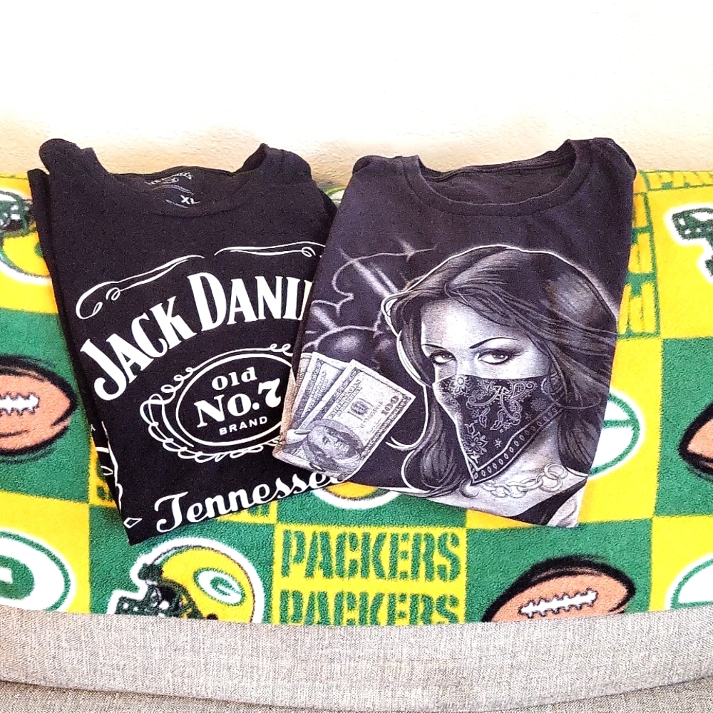 2 Mens tshirts